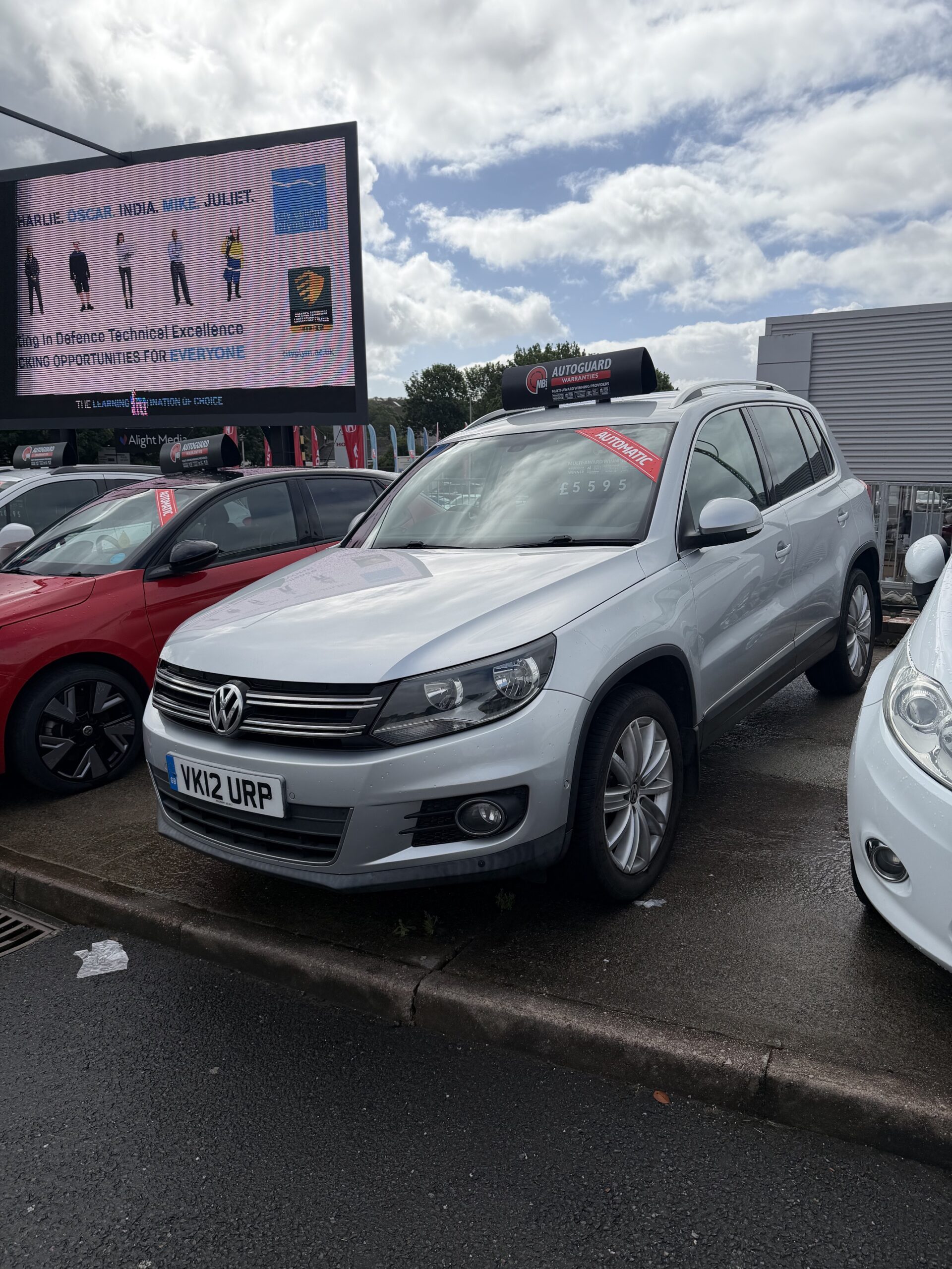 VOLKSWAGEN TIGUAN 2.0 TDi BlueMotion Tech Sport 5dr DSG